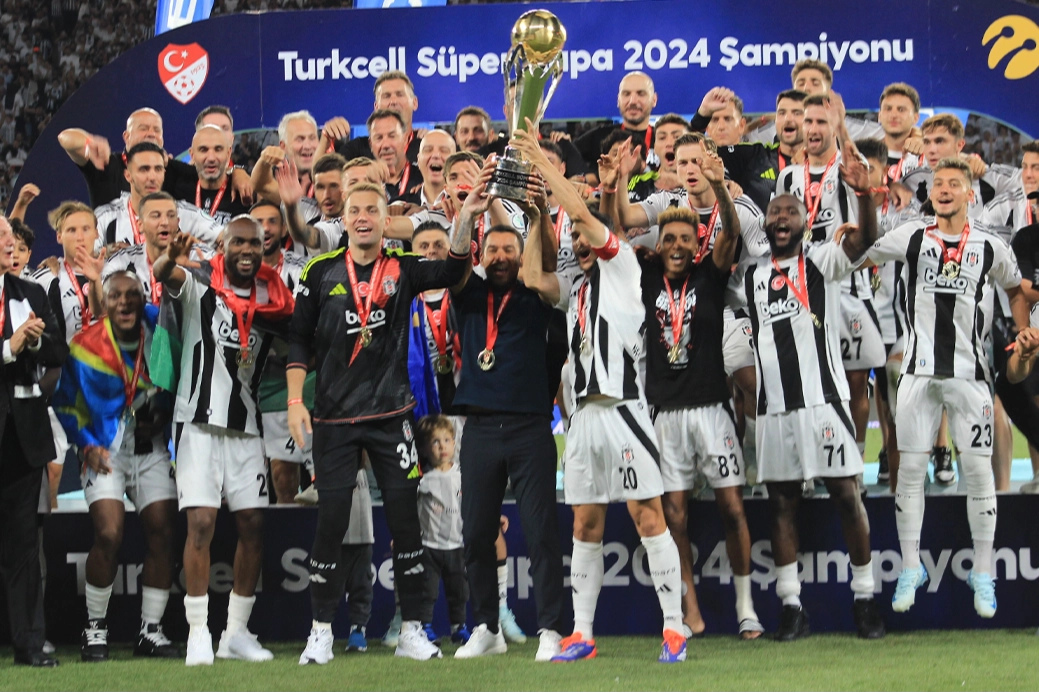 Beşiktaş Turkcell Süper Kupa’yı törenle kaldırdı