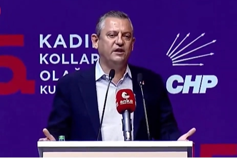 Çiğli Belediyesinden işten çıkartılan işçilerden Özel’e alkışlı ve düdüklü protesto! haberinin görseli