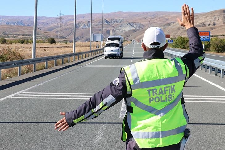 Türkiye'de 1 haftada 2 milyonun üzerinde araç denetlendi haberinin görseli