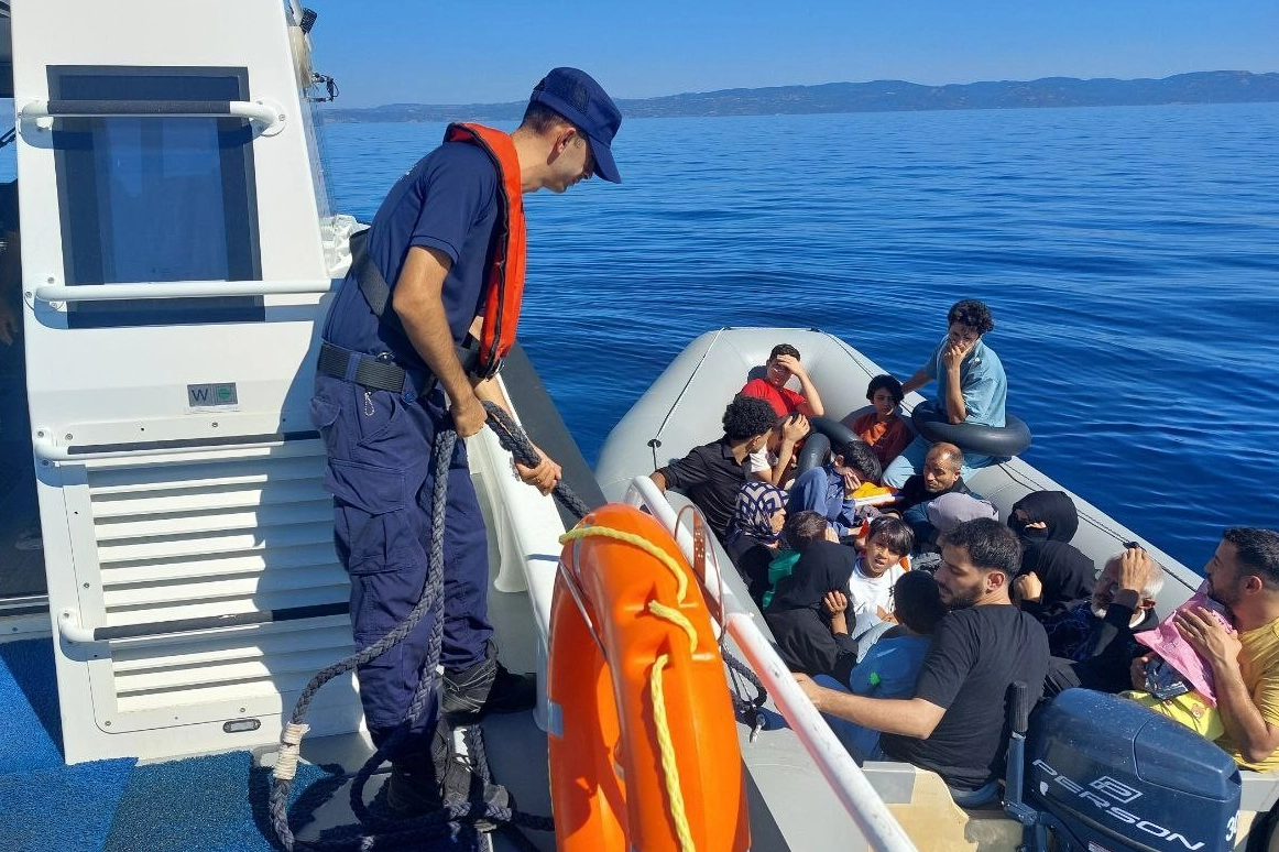 Ayvalık'ta 18 düzensiz göçmen Sahil Güvenlik tarafından kurtarıldı haberinin görseli
