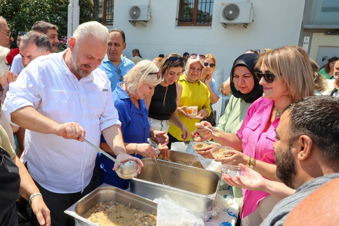 Başkan Pehlivan elleriyle aşure dağıttı