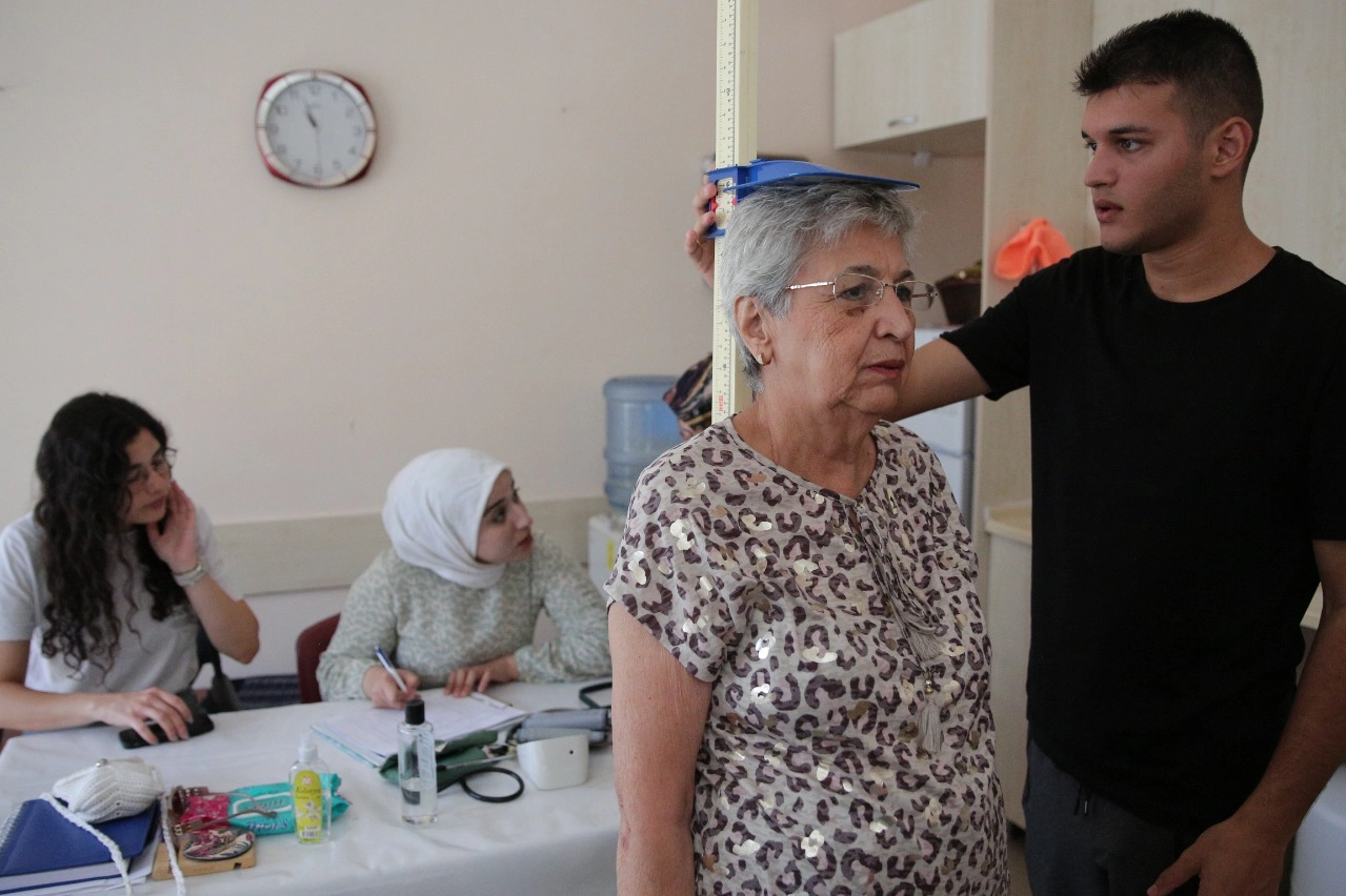 Konak’ta sağlıklı hizmet yayılıyor: ‘İleri Yaş’ kursiyerlerine ücretsiz tarama haberinin görseli