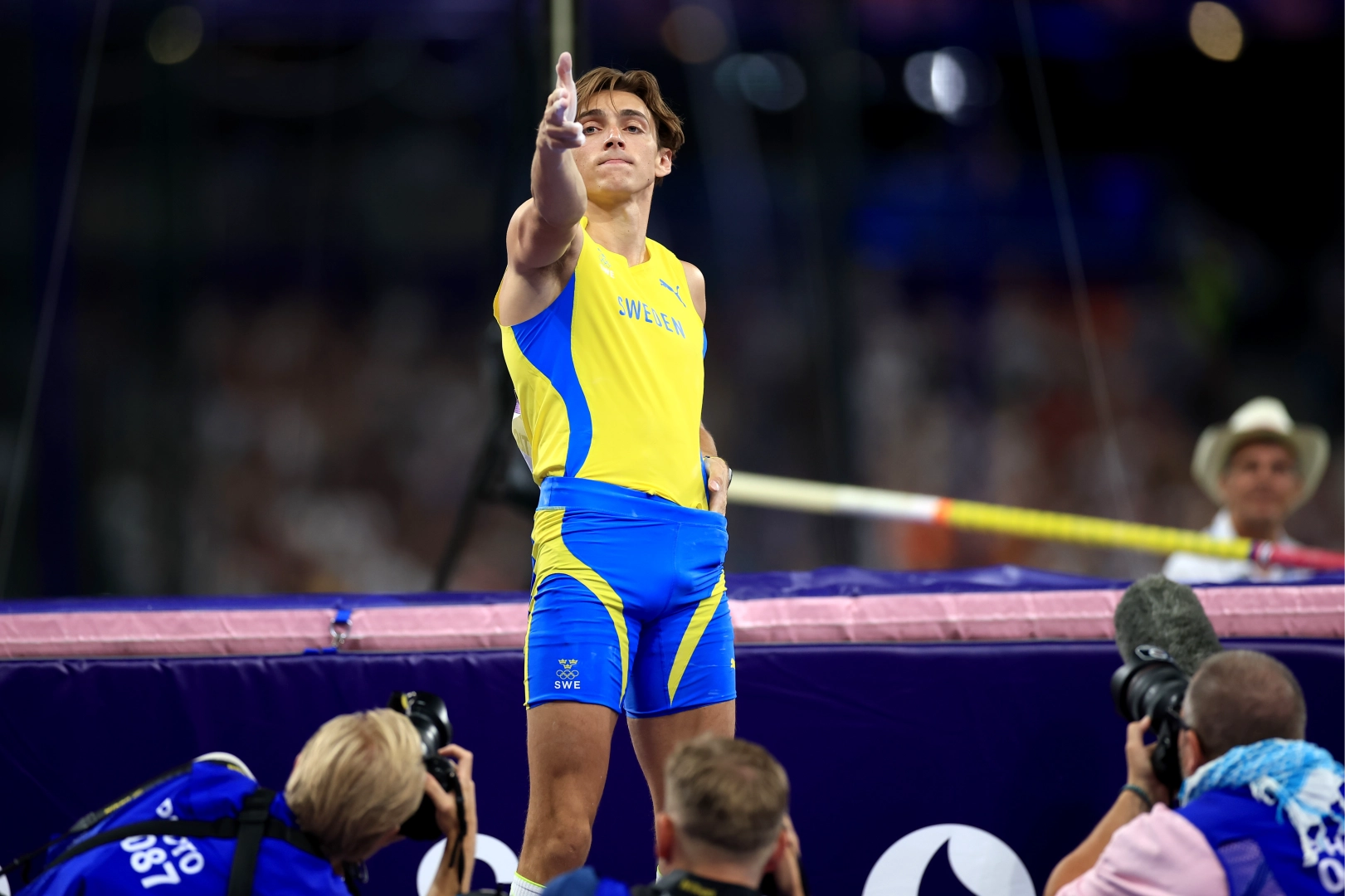 Paris 2024'te Armand Duplantis'ten, Yusuf Dikeç pozu