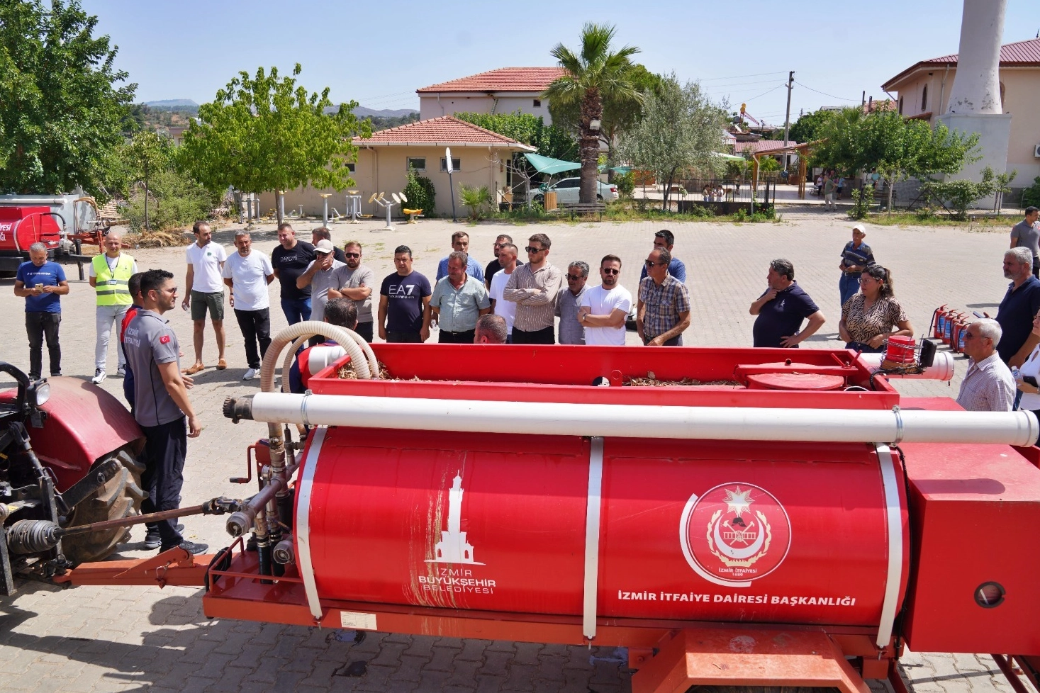 İzmir'de ateş savaşçılarına muhtar desteği haberinin görseli