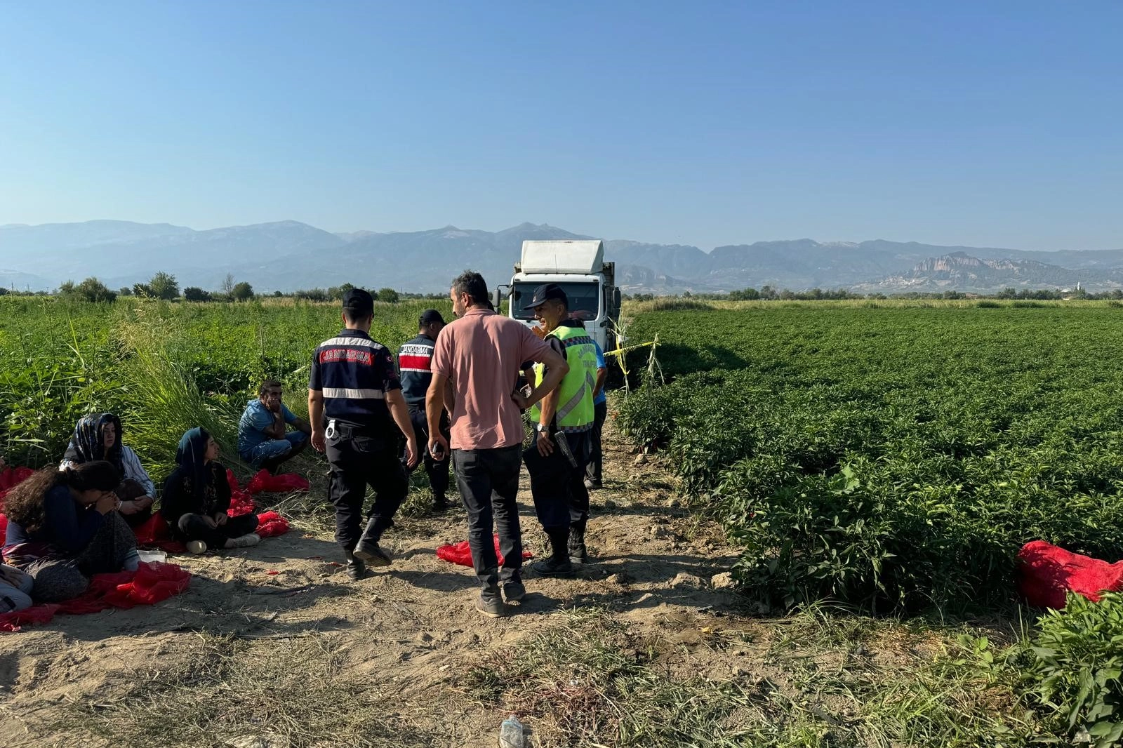 Manisa'da tarlada uyuyan çocuğun üzerinden kamyon geçti