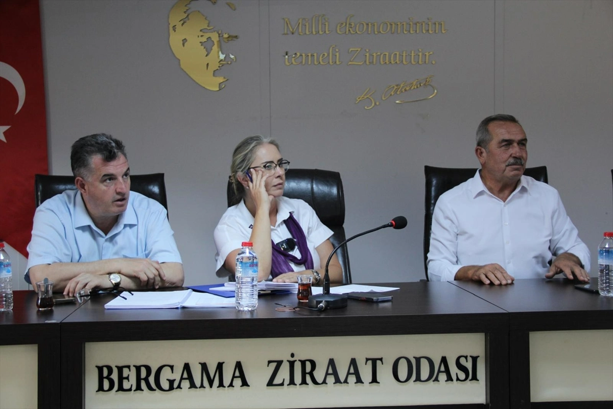 AK Parti İzmir Milletvekili Çankırı, Bergama'da muhtarları dinledi