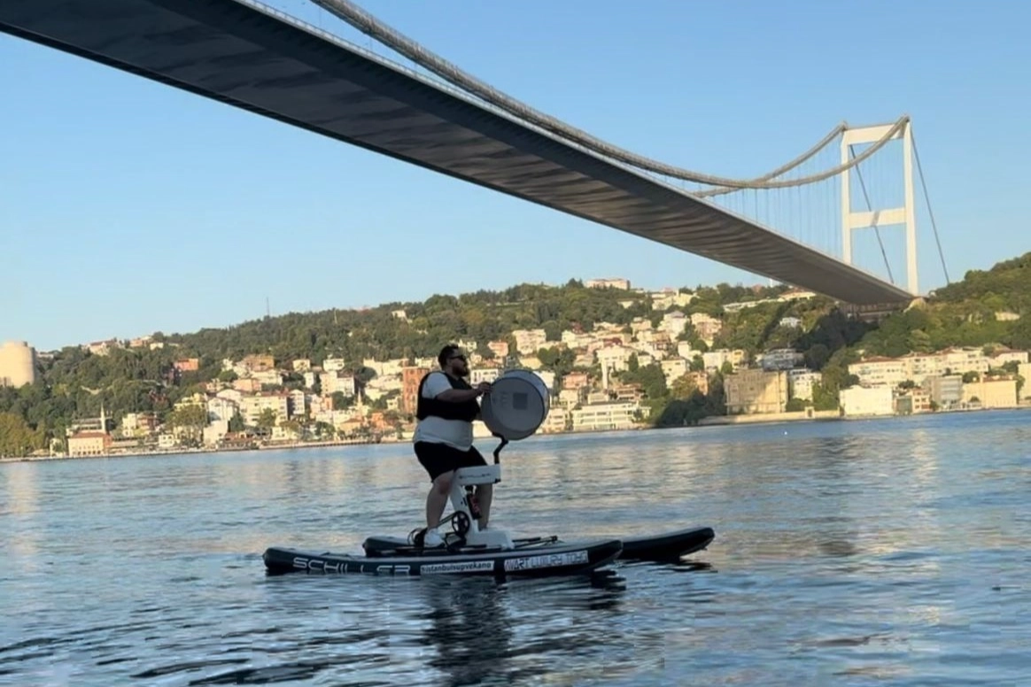 Çılgın davulcu İstanbul Boğazı'nda deniz bisikleti üzerinde ritim şovuyla büyüledi!