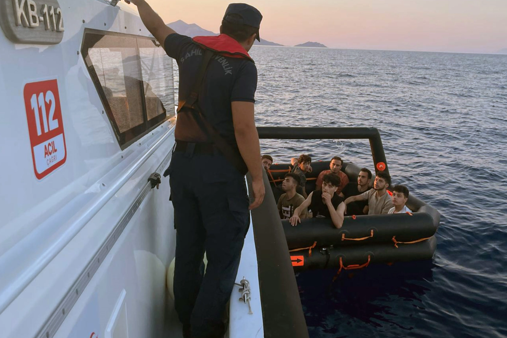 Datça'da Yunan sahil güvenlik ekipleri 10 düzensiz göçmeni Türk karasularına geri itti