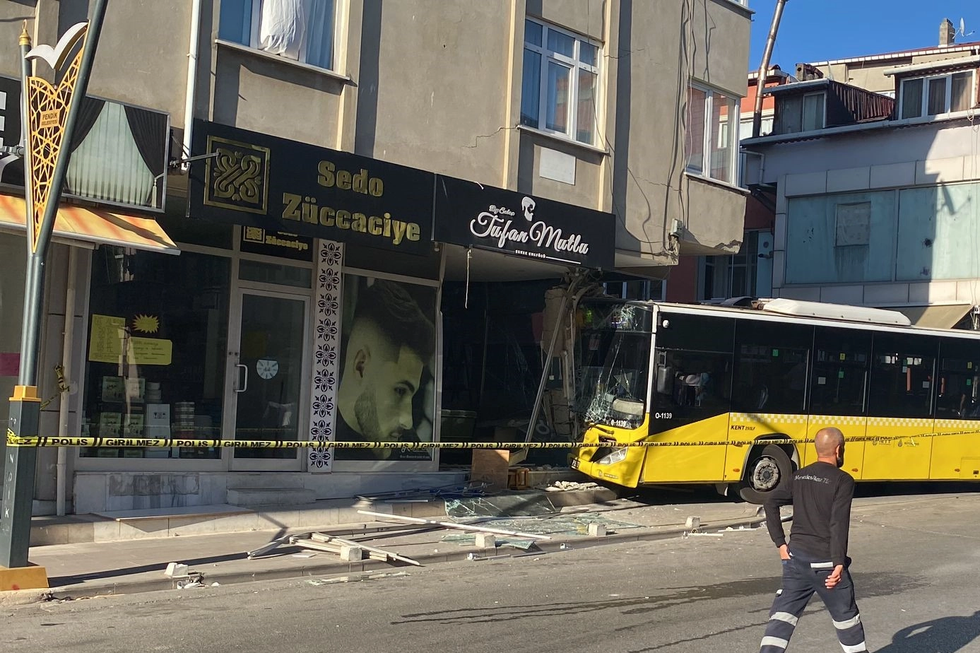 İstanbul'da İETT otobüsü kuaför dükkanına girdi haberinin görseli