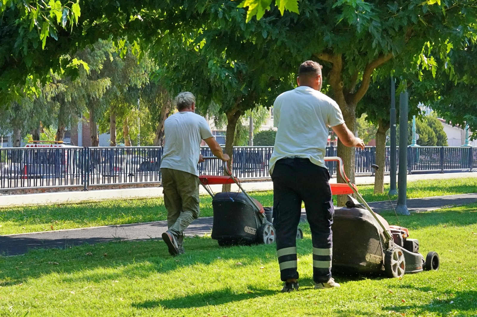 ​​​​​​​İzmir’in parklarında onarım ve zemin yenileme çalışması