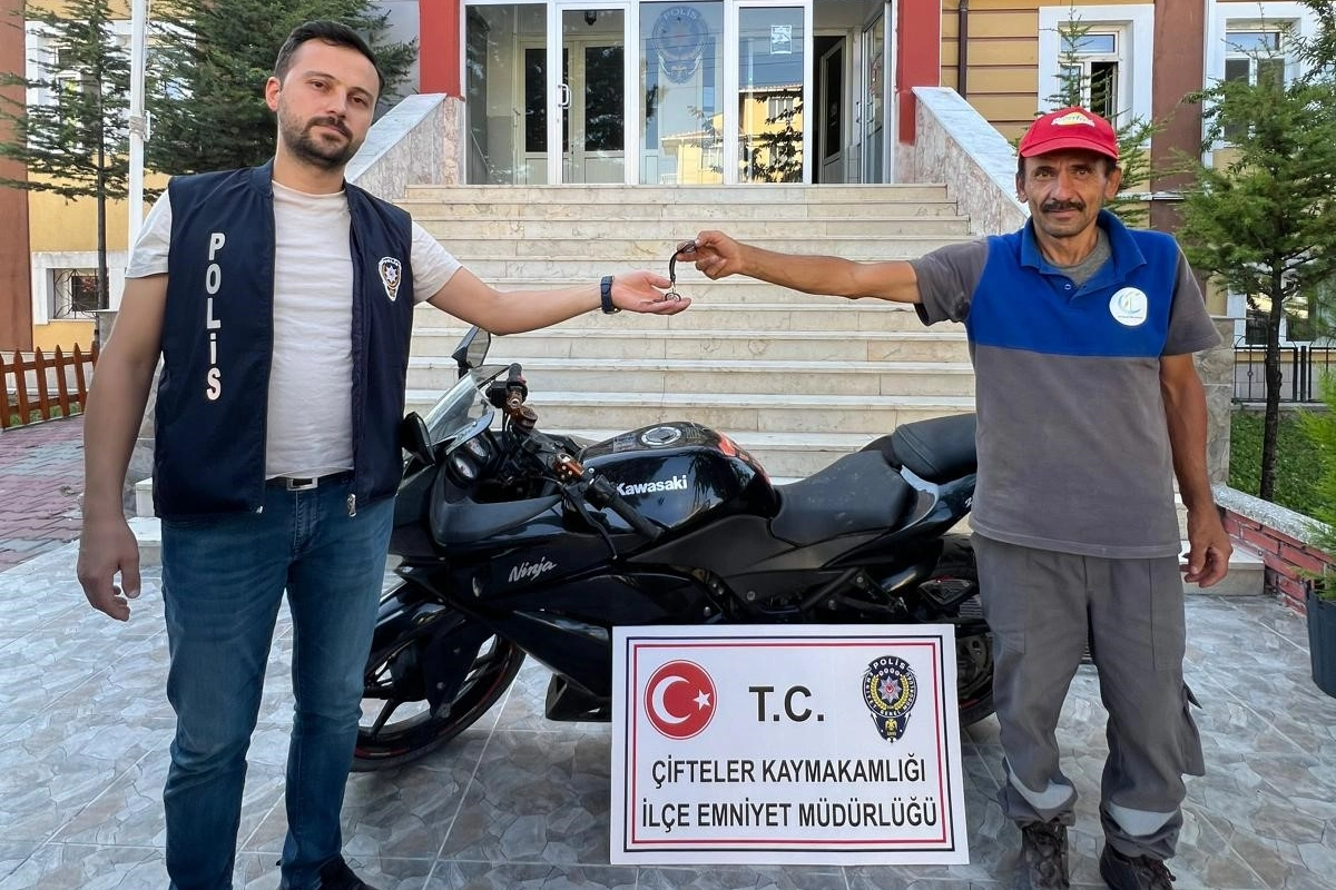 Polis çalıntı motosikleti bulup sahibine teslim etti haberinin görseli