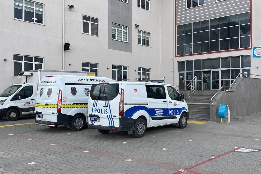 Kayseri'de tartıştığı öğretmeni tabancayla vurdu haberinin görseli