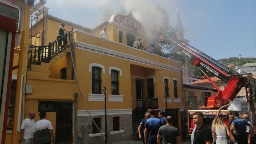 Denizli’deki yangın tarihi konağa sıçradı   haberinin görseli