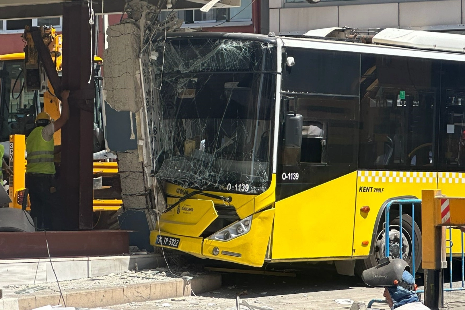 İstanbul'da İETT otobüsünün çarptığı bina güçlendiriliyor haberinin görseli