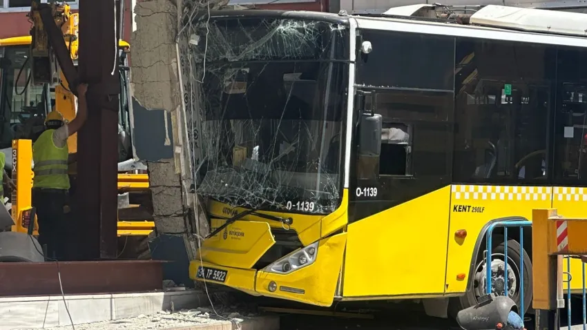 İstanbul'da İETT otobüsünün çarptığı bina güçlendiriliyor haberinin görseli