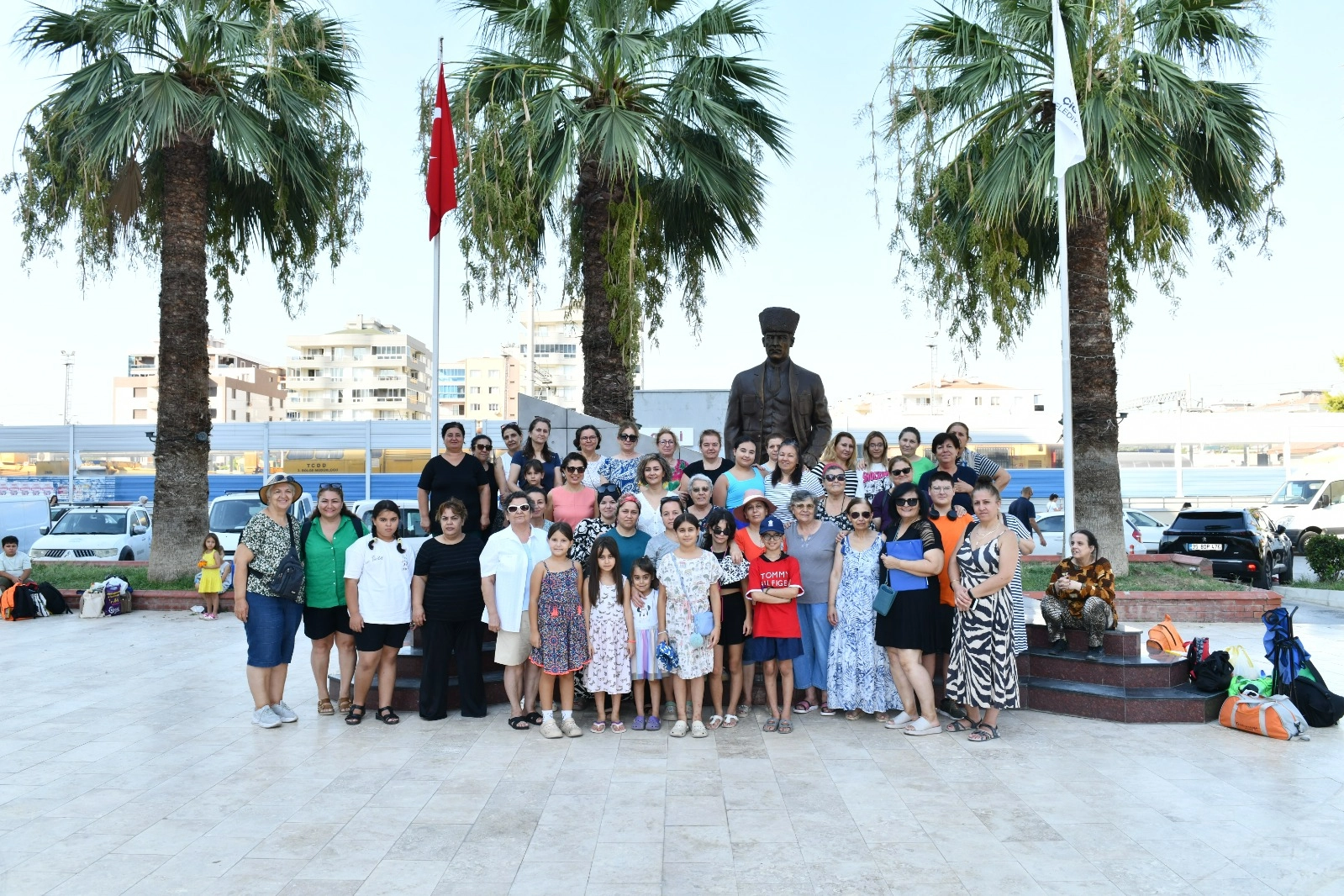 Çiğlili Kadın ve Çocuklar Denizin Keyfini Doyasıya Yaşadı haberinin görseli
