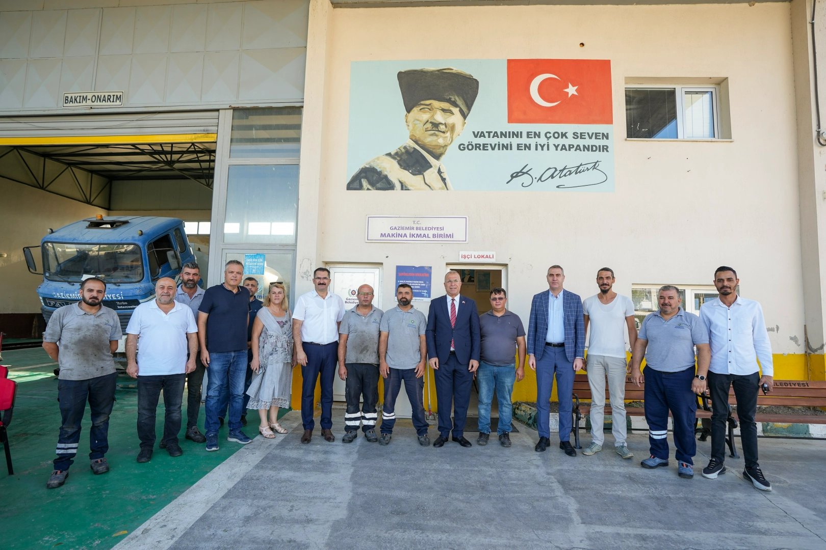 Gaziemir Belediyesi araçlarını atölyelerinde tamir ederek tasarruf sağlıyor haberinin görseli