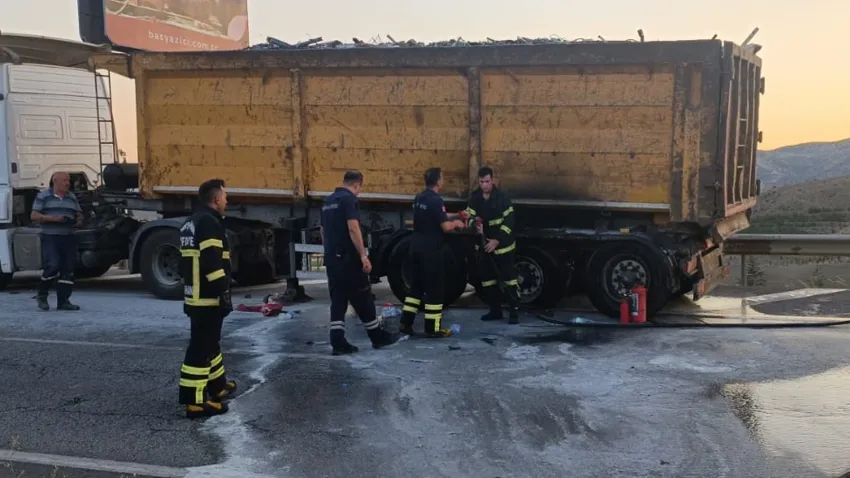 Hafriyat kamyonu seyir halindeyken yandı haberinin görseli