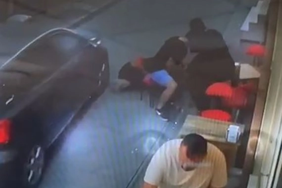 İstanbul'da fenalaşınca yere düşen adamın üzerinden otomobil geçti   haberinin görseli