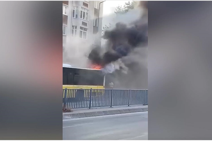 İstanbul'da İETT otobüsünde yangın! haberinin görseli