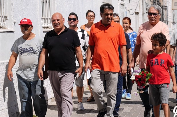 İzmir'de  elektrik akımına kapılarak öldüğü sokakta  karanfil bırakıldı