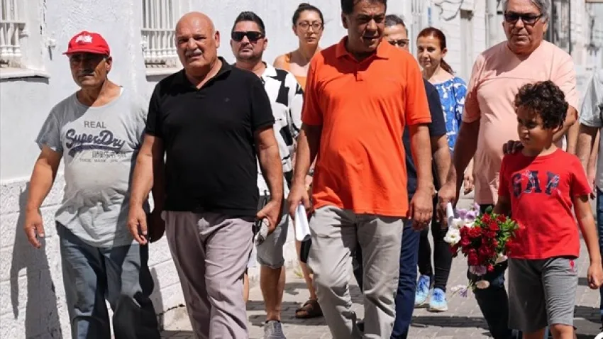 İzmir'de  elektrik akımına kapılarak öldüğü sokakta  karanfil bırakıldı