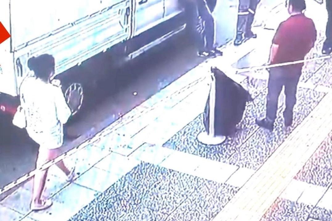 İzmir'de akıl almaz olay :  Cezaevi aracına yasaklı madde paketini zulaladı haberinin görseli