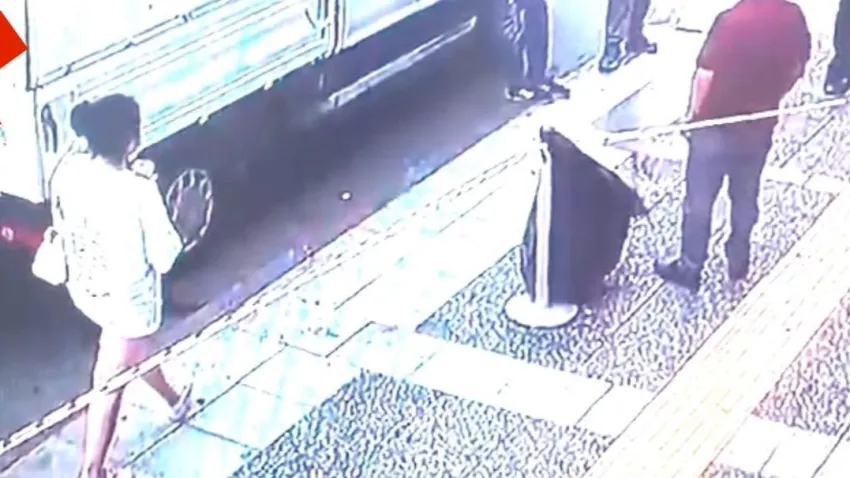 İzmir'de akıl almaz olay :  Cezaevi aracına yasaklı madde paketini zulaladı