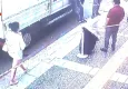 İzmir'de akıl almaz olay :  Cezaevi aracına yasaklı madde paketini zulaladı