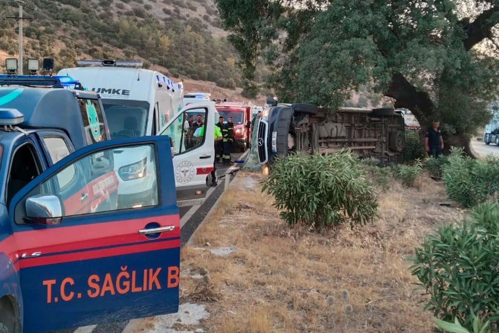 Milas'ta feci kaza! Tur minibüsü takla attı, çok sayıda kişi yaralandı haberinin görseli