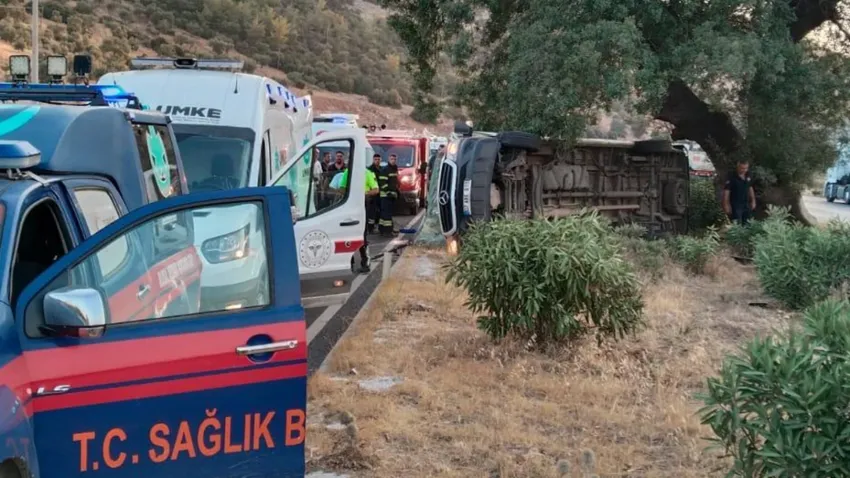 Milas'ta feci kaza! Tur minibüsü takla attı, çok sayıda kişi yaralandı haberinin görseli