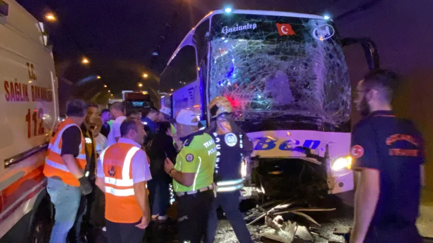 TEM Otoyolu'ndaki kazada ortalık savaş alanına döndü: Çok sayıda yaralı var haberinin görseli
