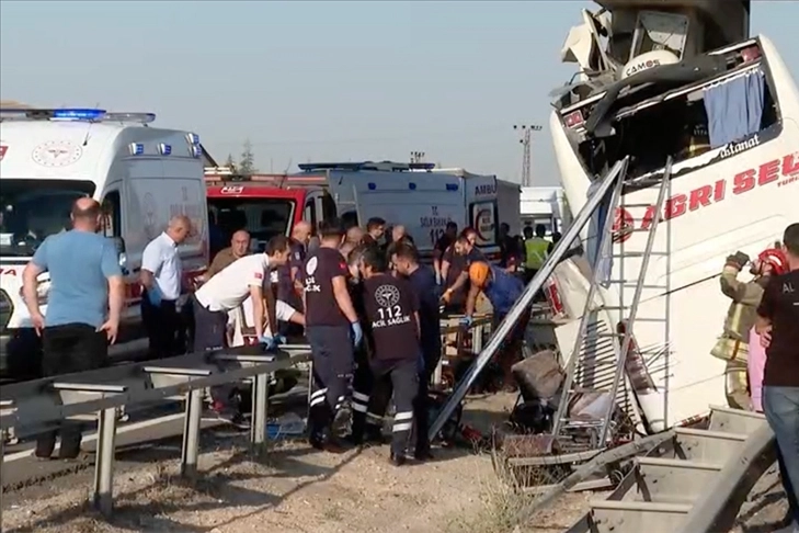 Ankara'da feci kaza! Yolcu otobüsü köprü ayağına çarptı, çok sayıda yaralı var haberinin görseli