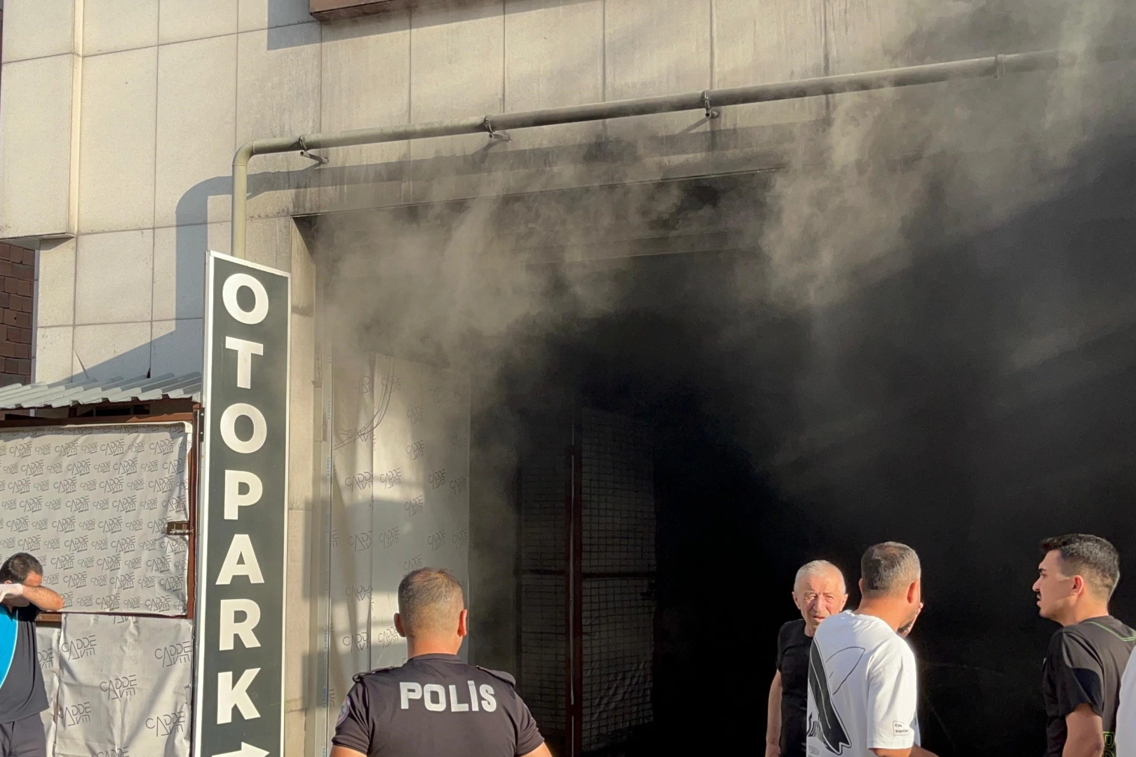 AVM’nin otopark girişinde korkutan yangın