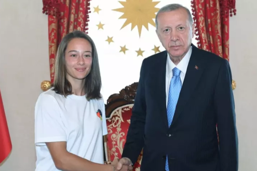 Cumhurbaşkanı Erdoğan, milli sporcu Zeynep Sönmez'i kabul etti