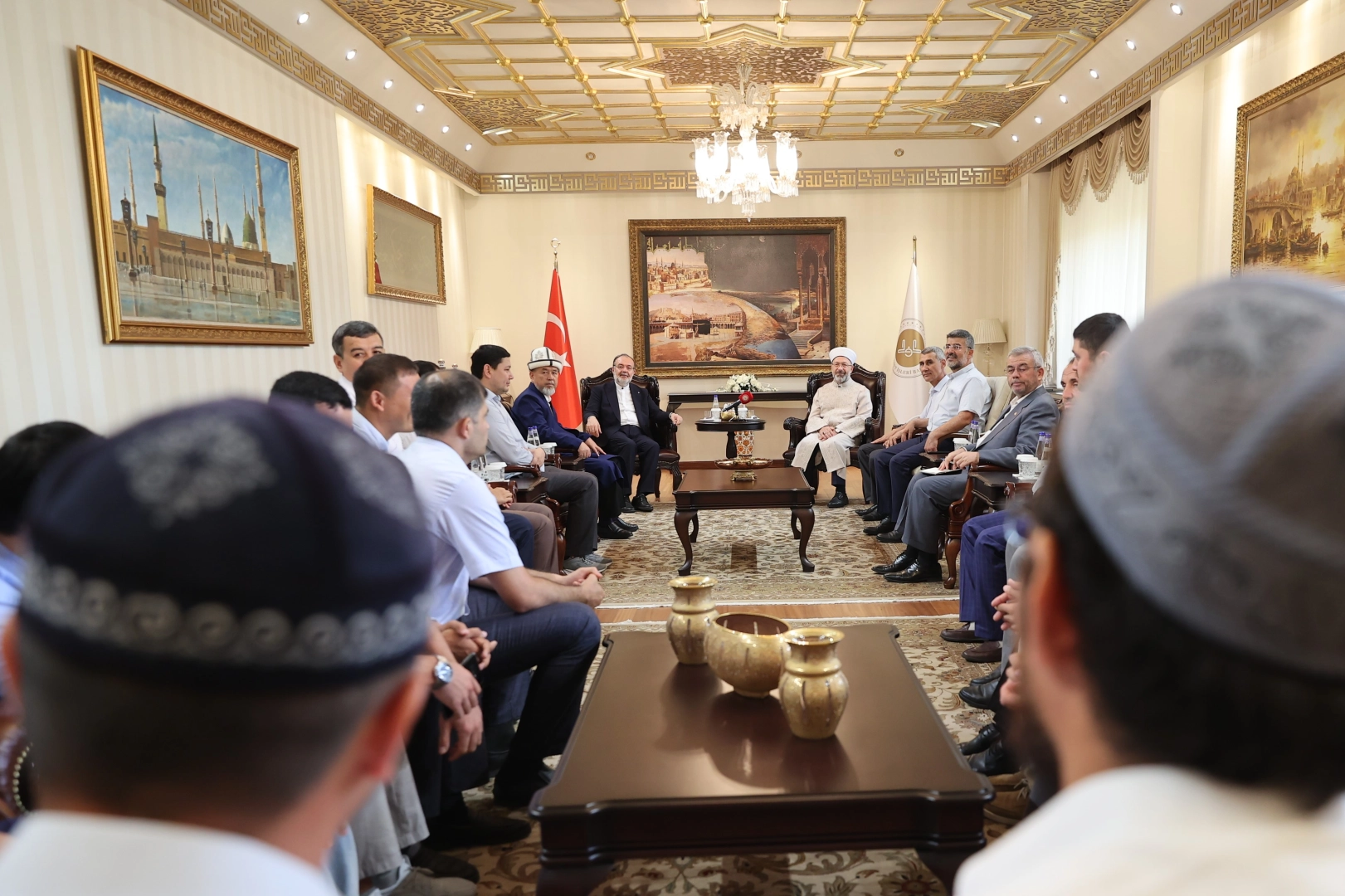 Diyanet İşleri Başkanı Erbaş, Türk devletlerinden gelen akademisyen ve öğrencilerle bir araya geldi