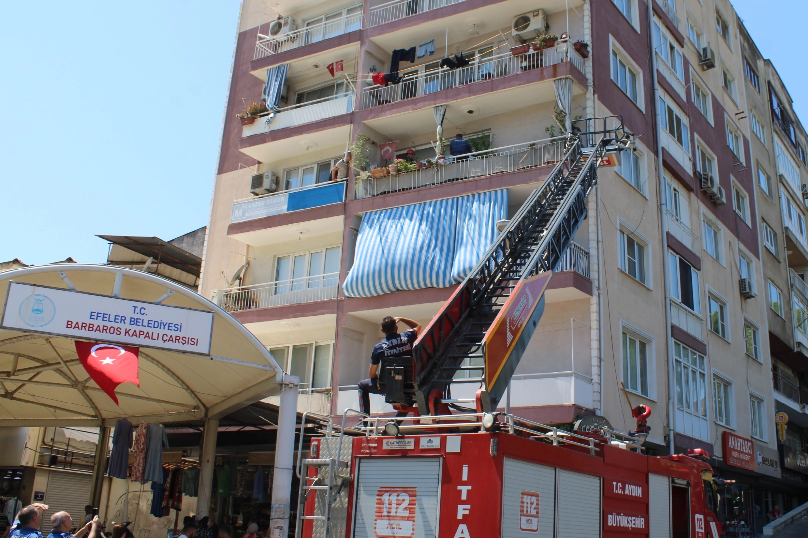 Otizmli adam annesini odaya kilitledi, itfaiye eve balkondan girdi