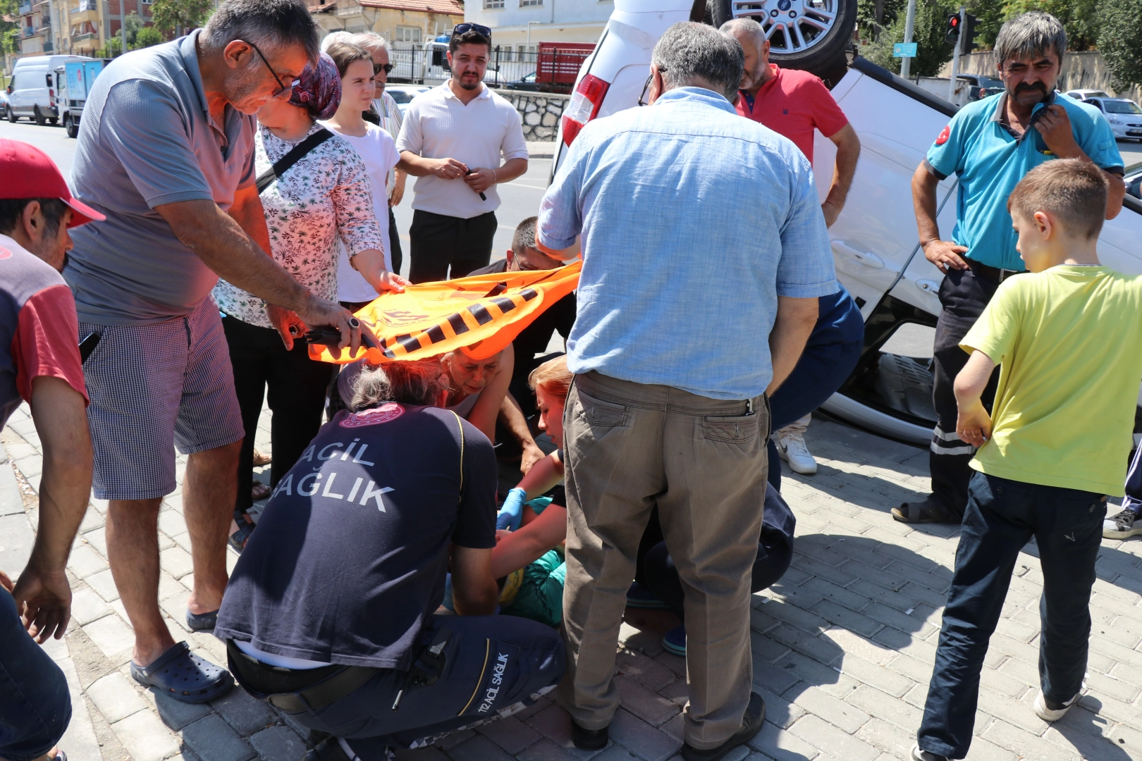 Kavşakta çarpışan araçlardan biri takla attı