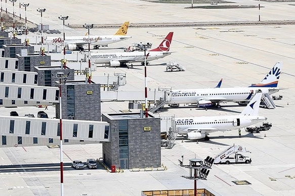 Çukurova Uluslararası Havalimanı'na ilk yolcu uçağı indi haberinin görseli