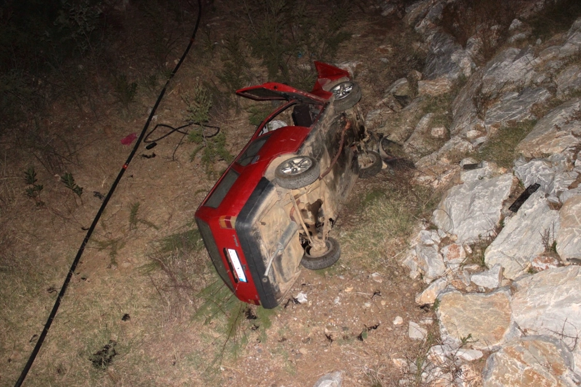 İzmir’de feci kaza: Otomobil dere yatağına yuvarlandı haberinin görseli