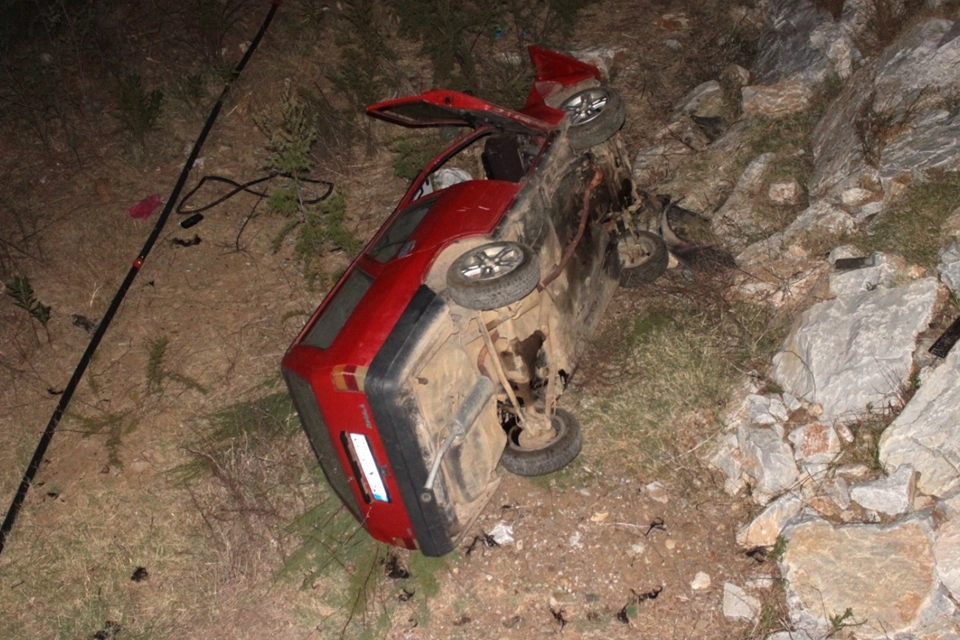 İzmir haber: Dere yatağına yuvarlanan otomobildeki 6 kişi yaralandı haberinin görseli