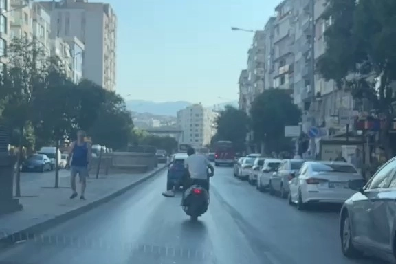 İzmir trafiğinde tehlikeli anlar!