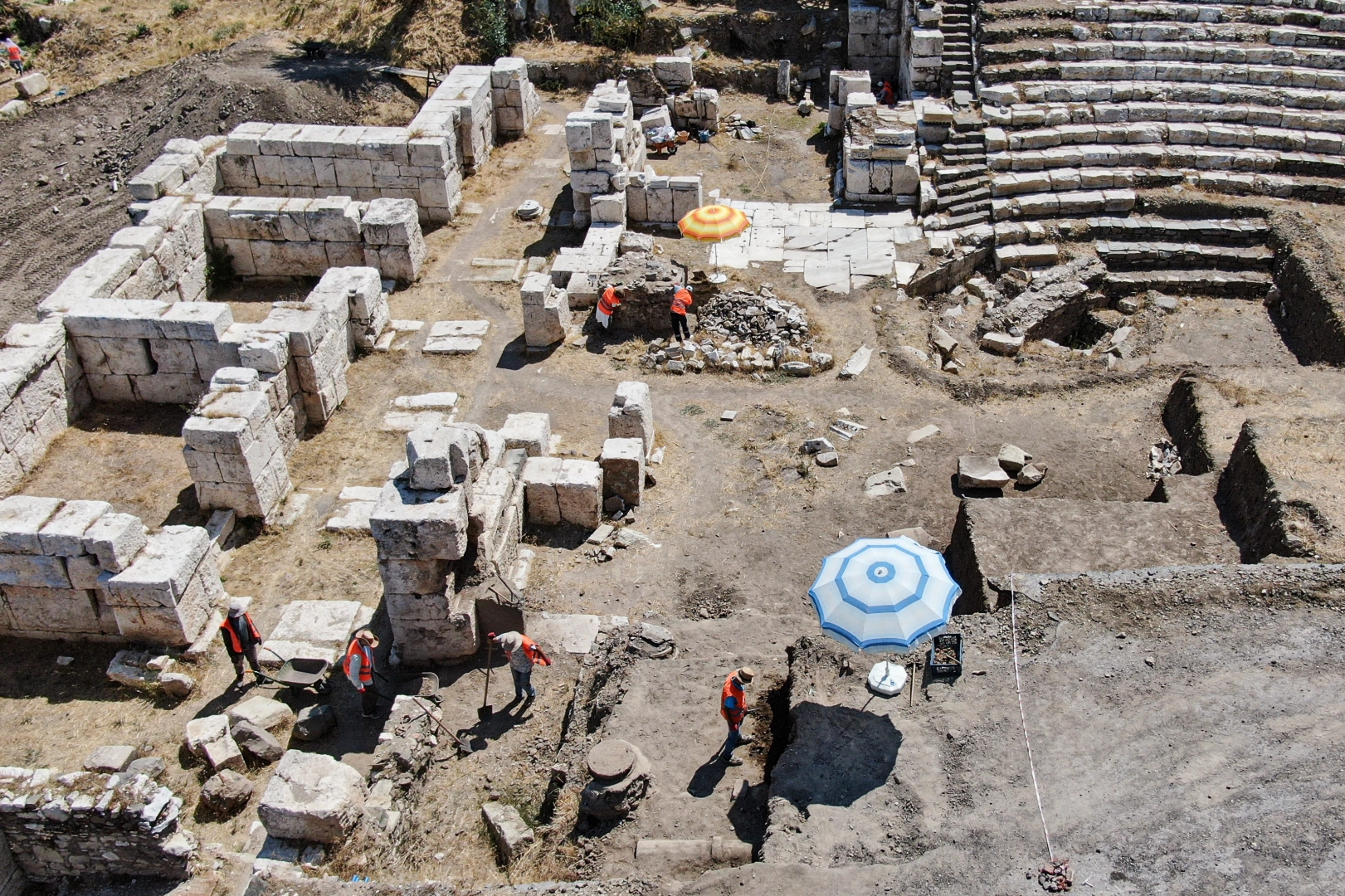 Kazdıkça tarih fışkırıyor: İzmir'in göbeğine ikinci Efes mi geliyor?