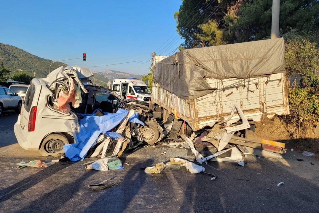 Manisa'da feci kaza: 4 ölü, 3 ağır yaralı