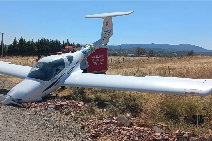 Çanakkale'de eğitim uçağı tarlaya acil iniş yaptı