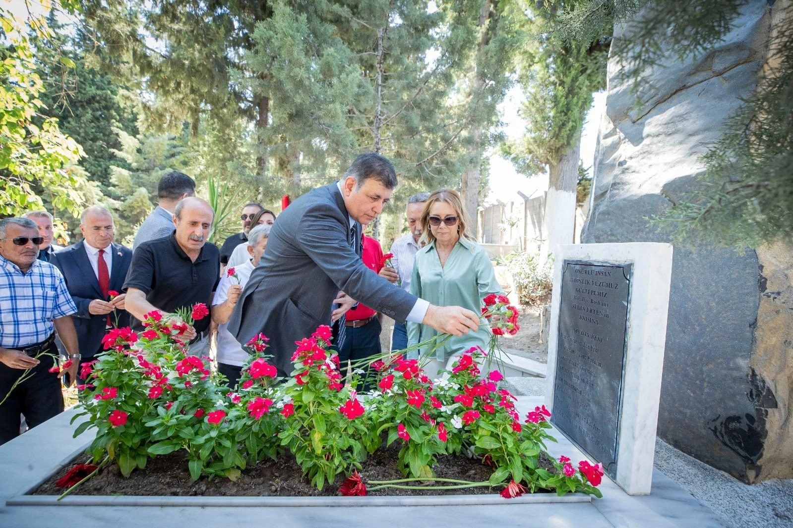 İzmir’in efsane başkanı Aydın Erten mezarı başında anıldı haberinin görseli