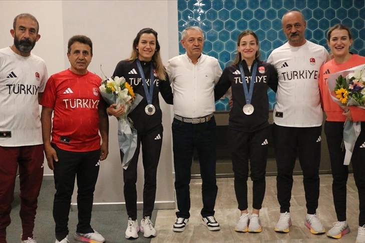 Paris 2024 Olimpiyatları'ndan dönen milli sporcular İstanbul'da coşkuyla karşılandı