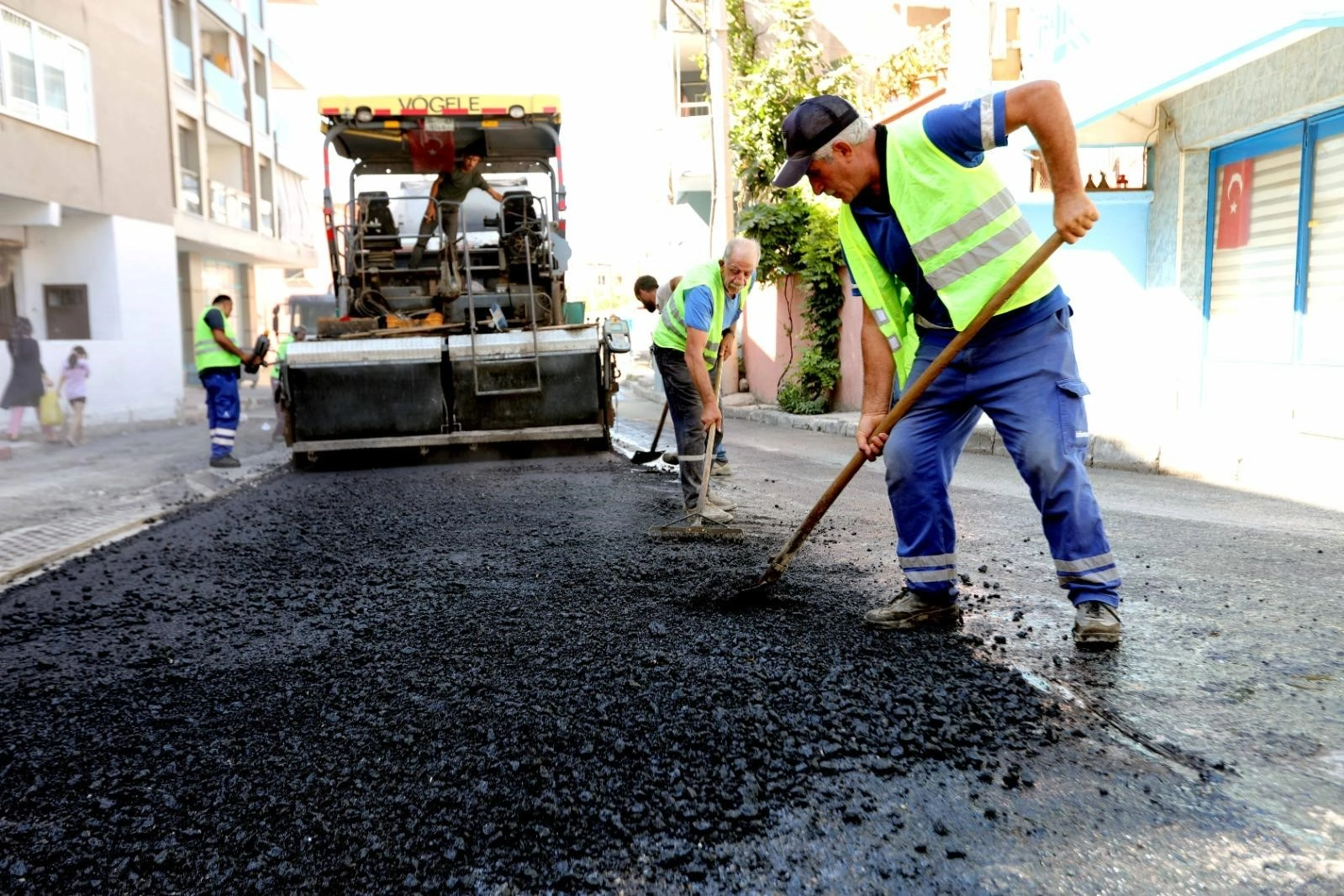 Bayraklı'da yollar yenileniyor