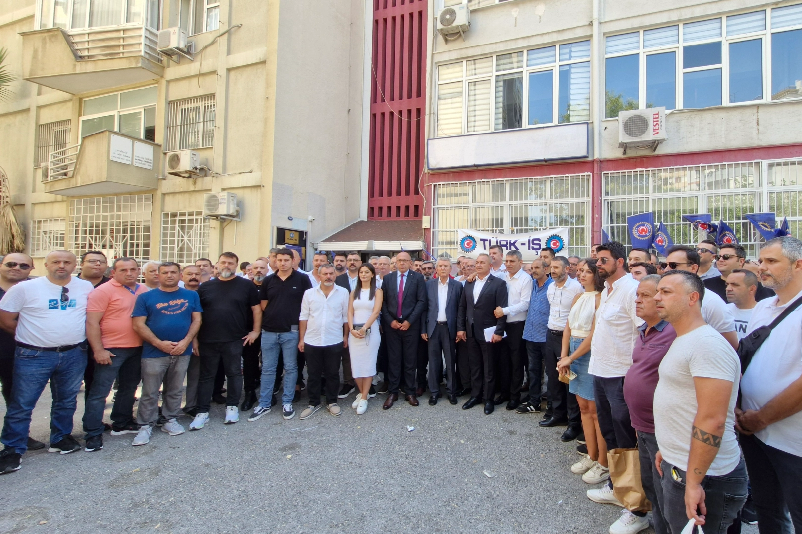 Türk-İş’ten tasarruf tepkisi: İşçiler enflasyonun nedeni değil! haberinin görseli