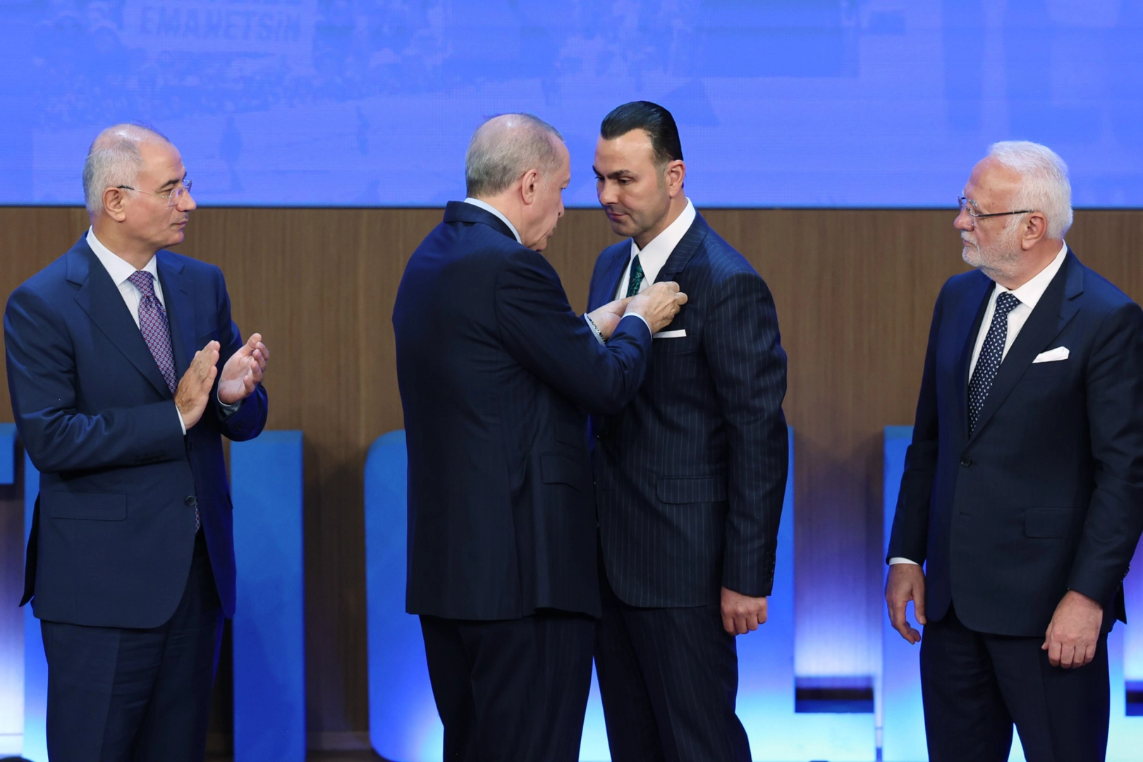 AK Parti'ye katılan Seyithan İzsiz: Tekrardan yuvamda olmanın mutluluğunu yaşıyorum haberinin görseli